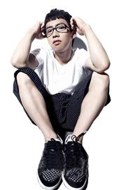 女友开淘宝店卖衣服&nbsp;邹凯力挺：我愿给她当模特(图3)