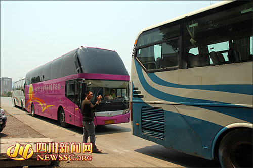 浙江籍大巴宜宾被"劫持" 原是班车阻击"黑大巴"(图2) 浙江籍大巴宜宾被"劫持" 原是班车阻击"黑大巴"(图2)