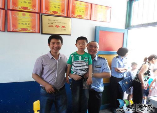 5岁小孩捡拾钱包交警察(图1)