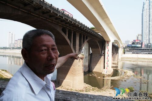 泸州:巨型水位尺让防洪有了“明白眼”(图2) 泸州:巨型水位尺让防洪有了“明白眼”(图2)