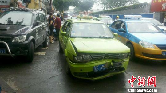 泸州警方街头抓捕嫌犯 数辆汽车碰撞(图3) 泸州警方街头抓捕嫌犯 数辆汽车碰撞(图3)
