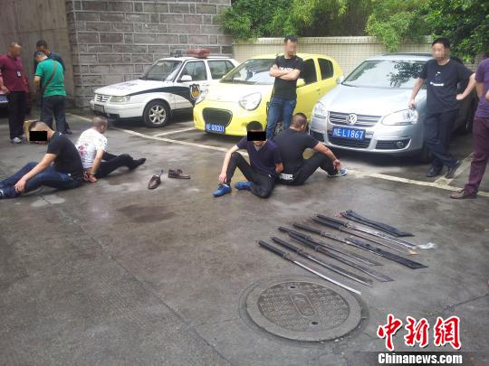 泸州闹市嫌疑人拒捕警方开枪 缴获多把自制枪(图1) 泸州闹市嫌疑人拒捕警方开枪 缴获多把自制枪(图1)