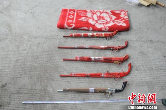泸州闹市嫌疑人拒捕警方开枪 缴获多把自制枪(图2) 泸州闹市嫌疑人拒捕警方开枪 缴获多把自制枪(图2)