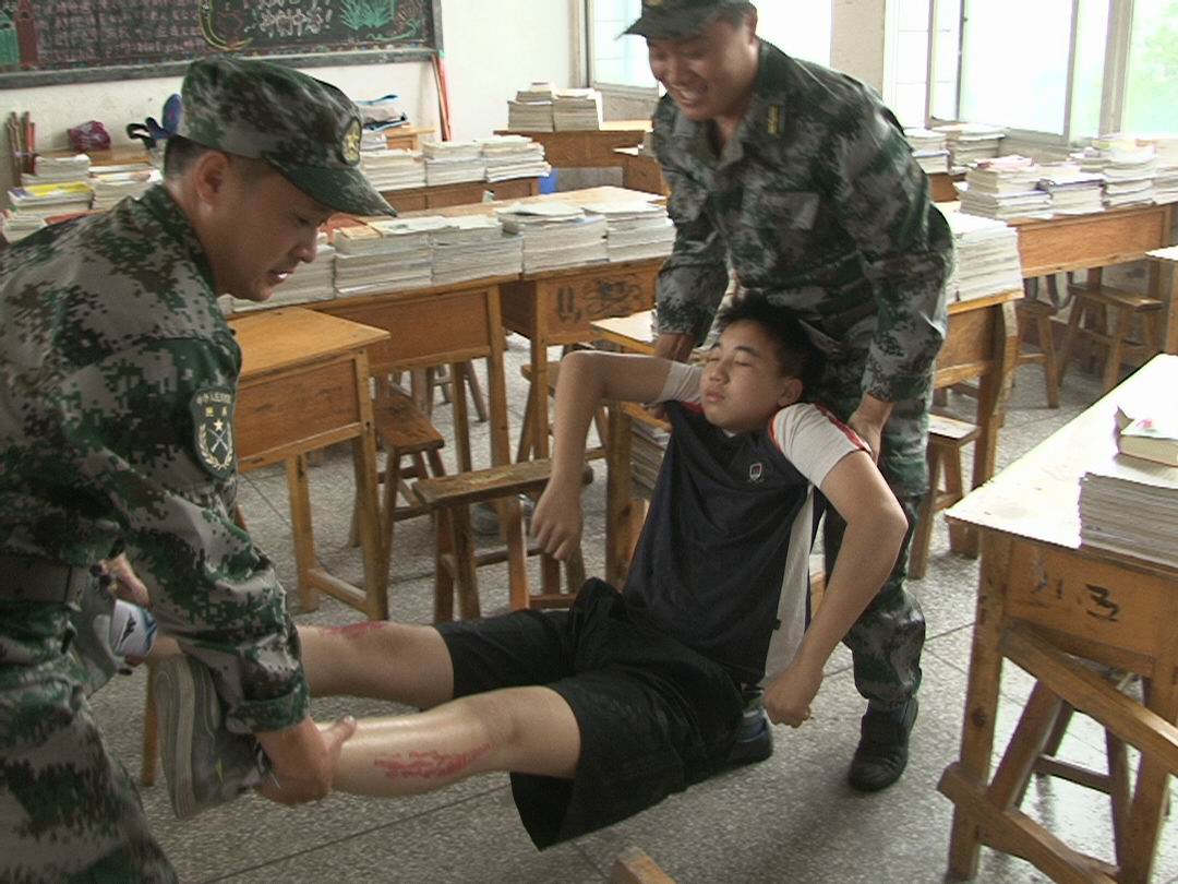 宜宾县举办师生应急逃生演练(图3) 宜宾县举办师生应急逃生演练(图3)