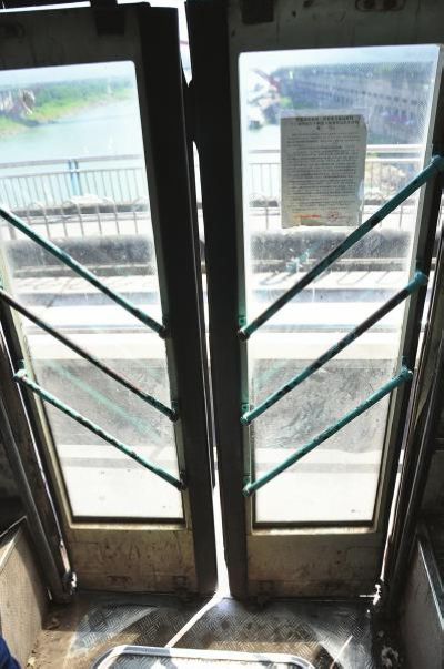 民生城市公交问题多 网友票选宜宾最差公交(图2) 民生城市公交问题多 网友票选宜宾最差公交(图2)