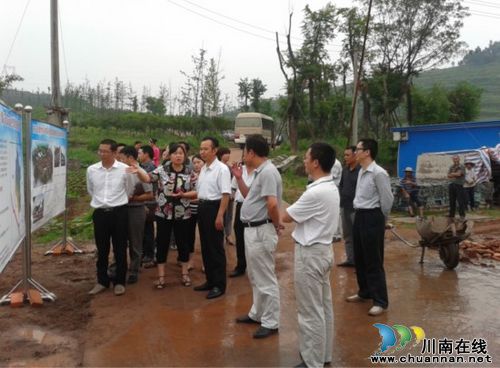 宜宾市人大副秘书长何世宗到裴石乡新建村指导新村建设工作(图1)