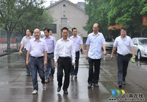 龙马潭区区长曾平到泸化中学调研(图1)