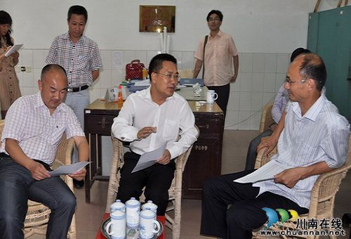 龙马潭区区长曾平到泸化中学调研(图2)