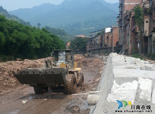 先滩镇：防洪堤工程建设如火如荼(图1)