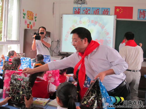 华阳街道：欢庆六一节&nbsp;&nbsp;共话中国梦(图1)