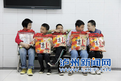 泸州五个流浪孩子的儿童节(图1) 泸州五个流浪孩子的儿童节(图1)