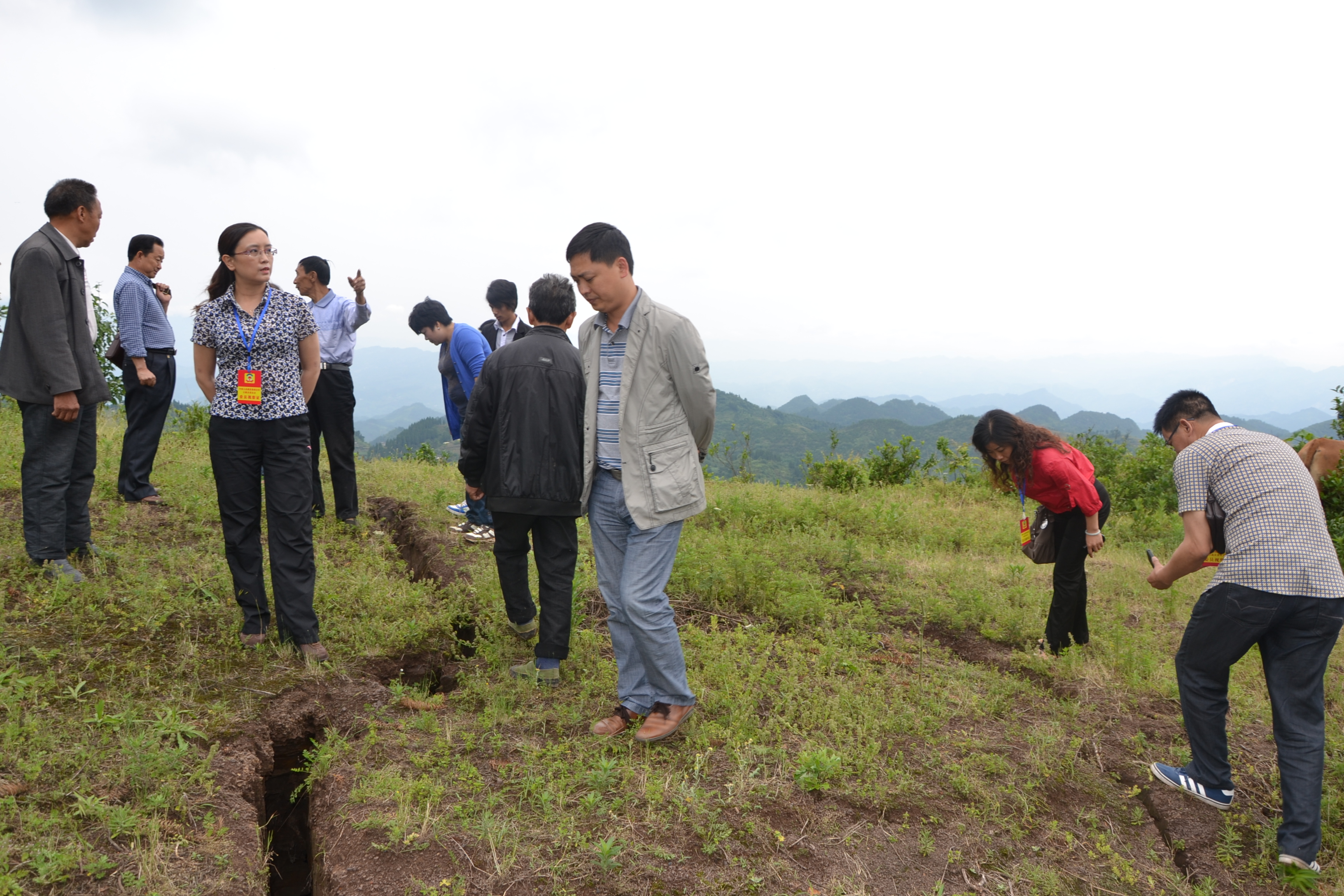 市县政协委员视察彝寨新村建设 实现彝民梦想(图2) 市县政协委员视察彝寨新村建设 实现彝民梦想(图2)
