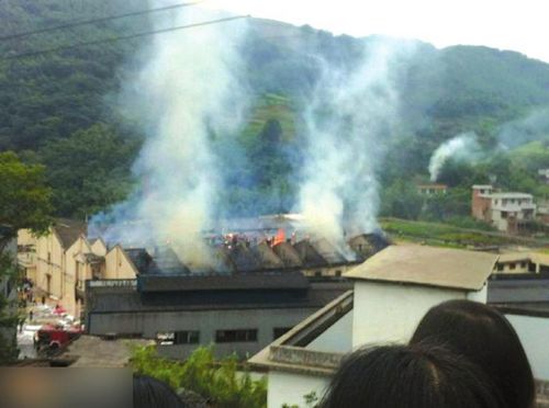 宜宾高县一河段上游酒厂失火 下游鱼儿喝高?(图2) 宜宾高县一河段上游酒厂失火 下游鱼儿喝高?(图2)