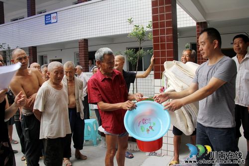 通滩镇：惠政舒心&nbsp;“五保”老人迁新居(图3)