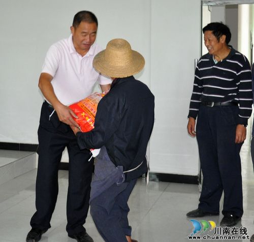 云锦镇：结对帮扶在行动&nbsp;共建“中国梦”(图2)
