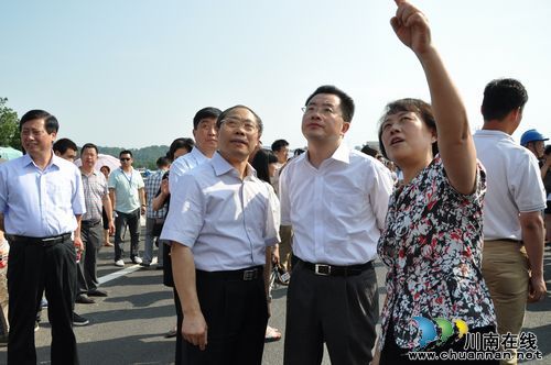 泸渝高速昨起通车&nbsp;蒋辅义、刘强慰问建设者(图3)