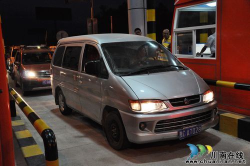 泸渝高速昨起通车&nbsp;蒋辅义、刘强慰问建设者(图4)