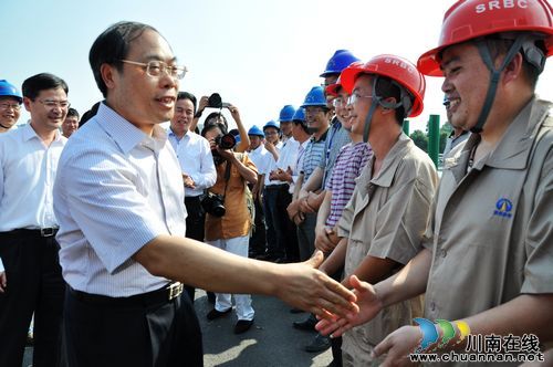 泸渝高速昨起通车&nbsp;蒋辅义、刘强慰问建设者(图2)