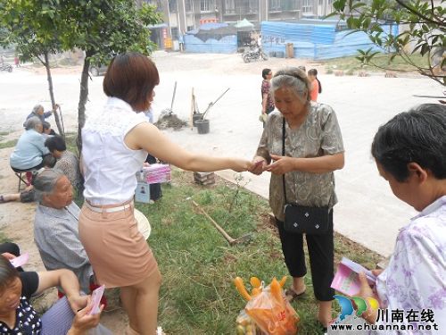 彭湾社区：环保资料进社区推进中国梦主题教育活动