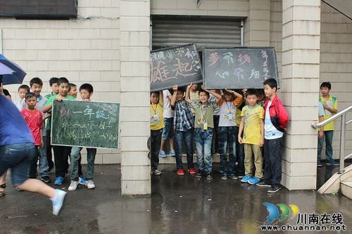 泸化中学：风雨中高三送考&nbsp;别样激情与感动(图3)