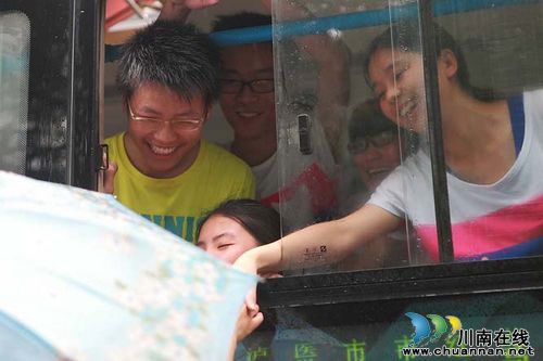 泸化中学：风雨中高三送考&nbsp;别样激情与感动(图9)