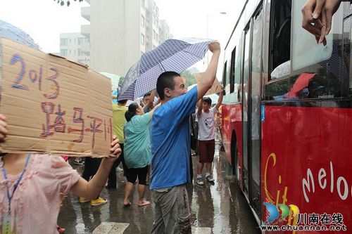 泸化中学：风雨中高三送考&nbsp;别样激情与感动(图4)