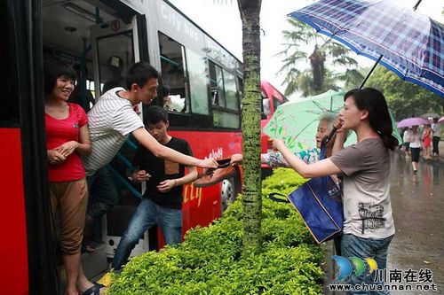 泸化中学：风雨中高三送考&nbsp;别样激情与感动(图8)