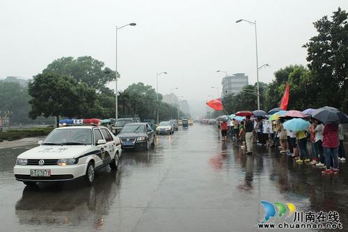 泸化中学：风雨中高三送考&nbsp;别样激情与感动(图1)