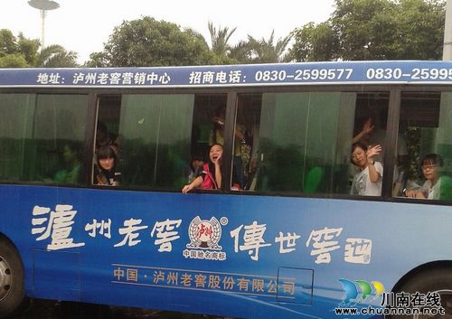 泸化中学：风雨中高三送考&nbsp;别样激情与感动(图10)
