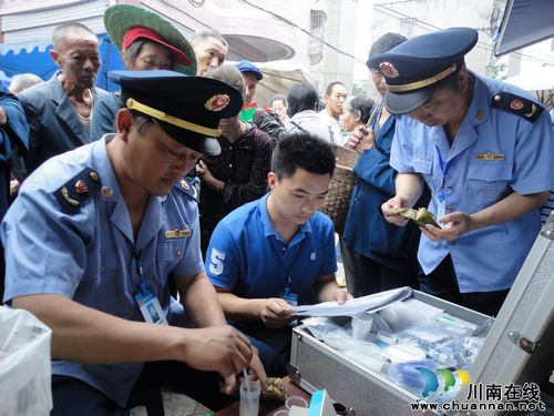 兆雅镇:迎端午大检查,粽叶更飘香(图1) 兆雅镇:迎端午大检查,粽叶更飘香(图1)