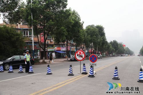 高考第一天泸州:高考中的义务服务(图)(图3)