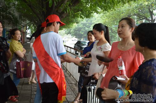 大山坪街道：志愿服务高考&nbsp;爱心接力送清凉(图2)