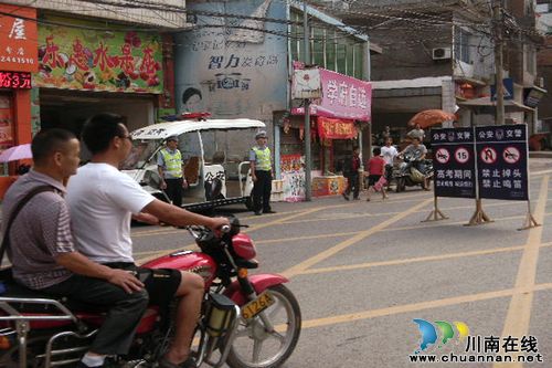 泸州交警护航莘莘高考学子(图2) 泸州交警护航莘莘高考学子(图2)