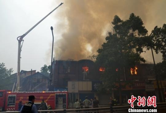 内江城区突发火灾紧急转移千余师生&nbsp;无伤亡(图2)