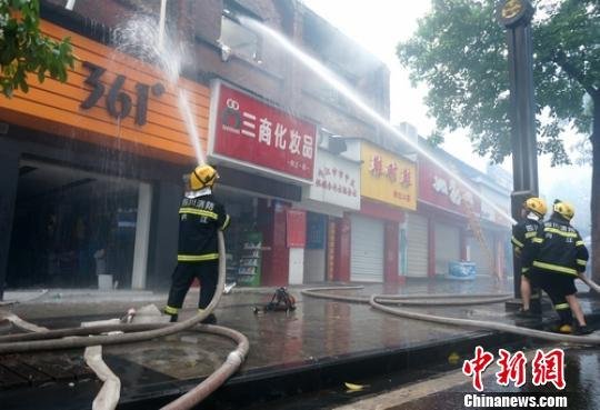 内江城区突发火灾紧急转移千余师生&nbsp;无伤亡(图3)
