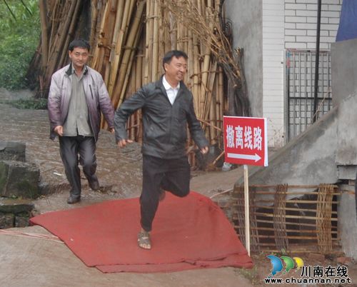 泸州市举行2013年首次地质灾害应急演练(图5) 泸州市举行2013年首次地质灾害应急演练(图5)