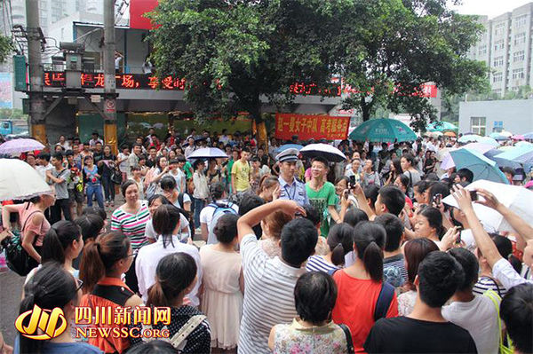 宜宾交警帅小伙成高考红人 遭数百人围观(图3) 宜宾交警帅小伙成高考红人 遭数百人围观(图3)