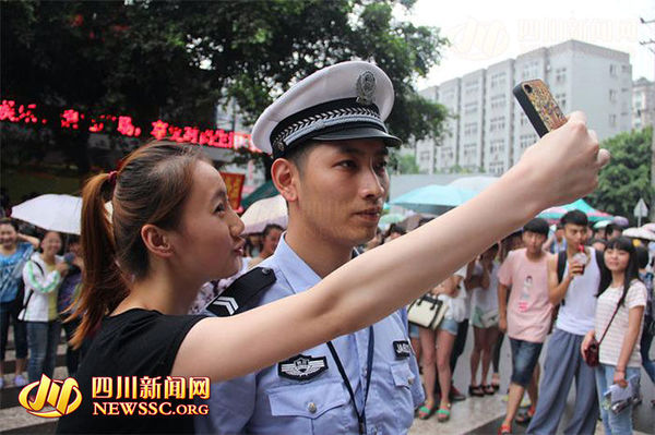 宜宾交警帅小伙成高考红人 遭数百人围观(图1) 宜宾交警帅小伙成高考红人 遭数百人围观(图1)