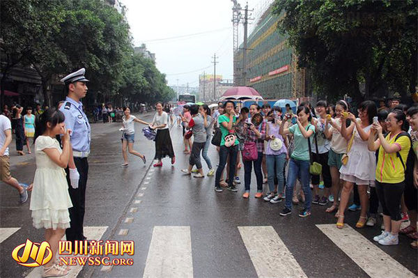 宜宾交警帅小伙成高考红人&nbsp;遭数百人围观