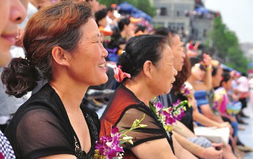 龙舟竞渡 女“蜘蛛侠”甜城湖上飞(图2) 龙舟竞渡 女“蜘蛛侠”甜城湖上飞(图2)