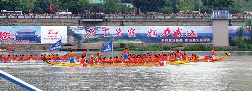 龙舟竞渡 女“蜘蛛侠”甜城湖上飞(图1) 龙舟竞渡 女“蜘蛛侠”甜城湖上飞(图1)