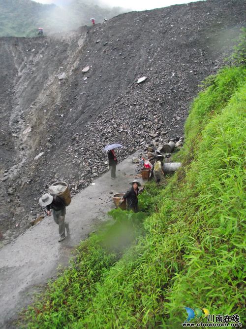雨天到拦砂坝捡煤，危险！(图2)