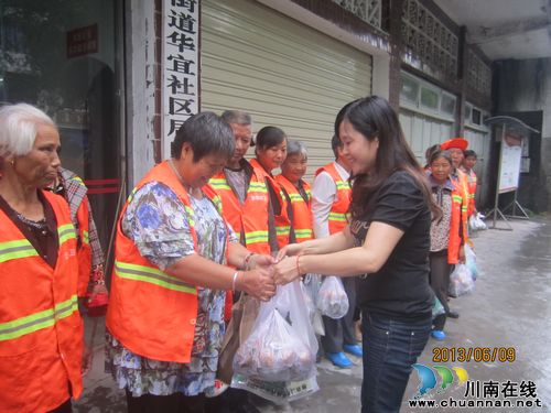 华阳街道：粽香浓情迎端午微笑慰问环卫工