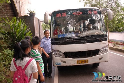 端午小长假第一天&nbsp;泸州交警查获一超员车辆(图1)
