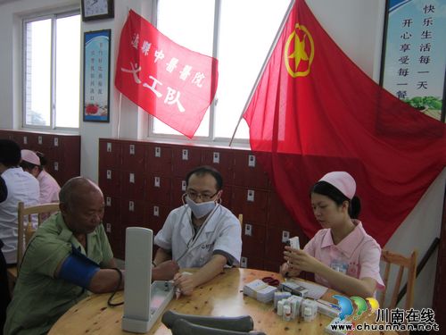 云锦镇：开展“中国梦、爱心行”关爱老人活动(图1)