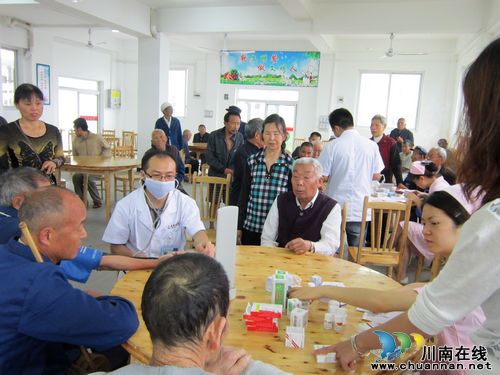 云锦镇：开展“中国梦、爱心行”关爱老人活动