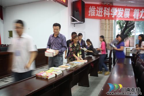 海潮镇：举行“捐出手中书.共圆读书梦”图书捐赠活动(图1)