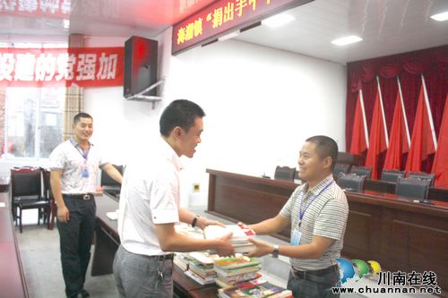 海潮镇：举行“捐出手中书.共圆读书梦”图书捐赠活动
