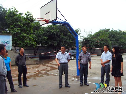 泸州市教育局局长刘涛督查学校地质灾害隐患点安全(图1)