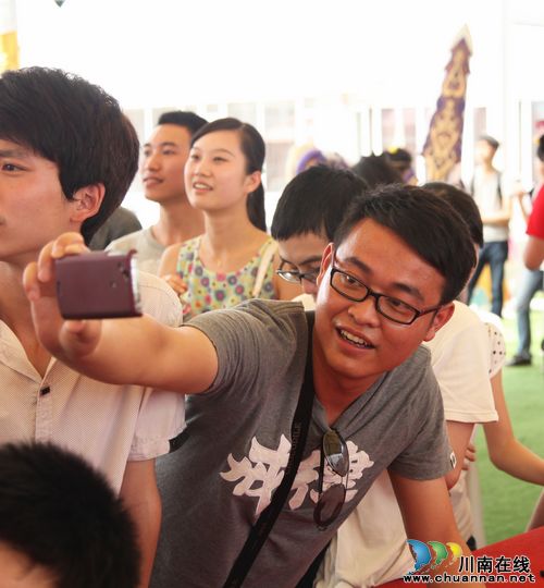 泸州：真人动漫秀出个性(图6)